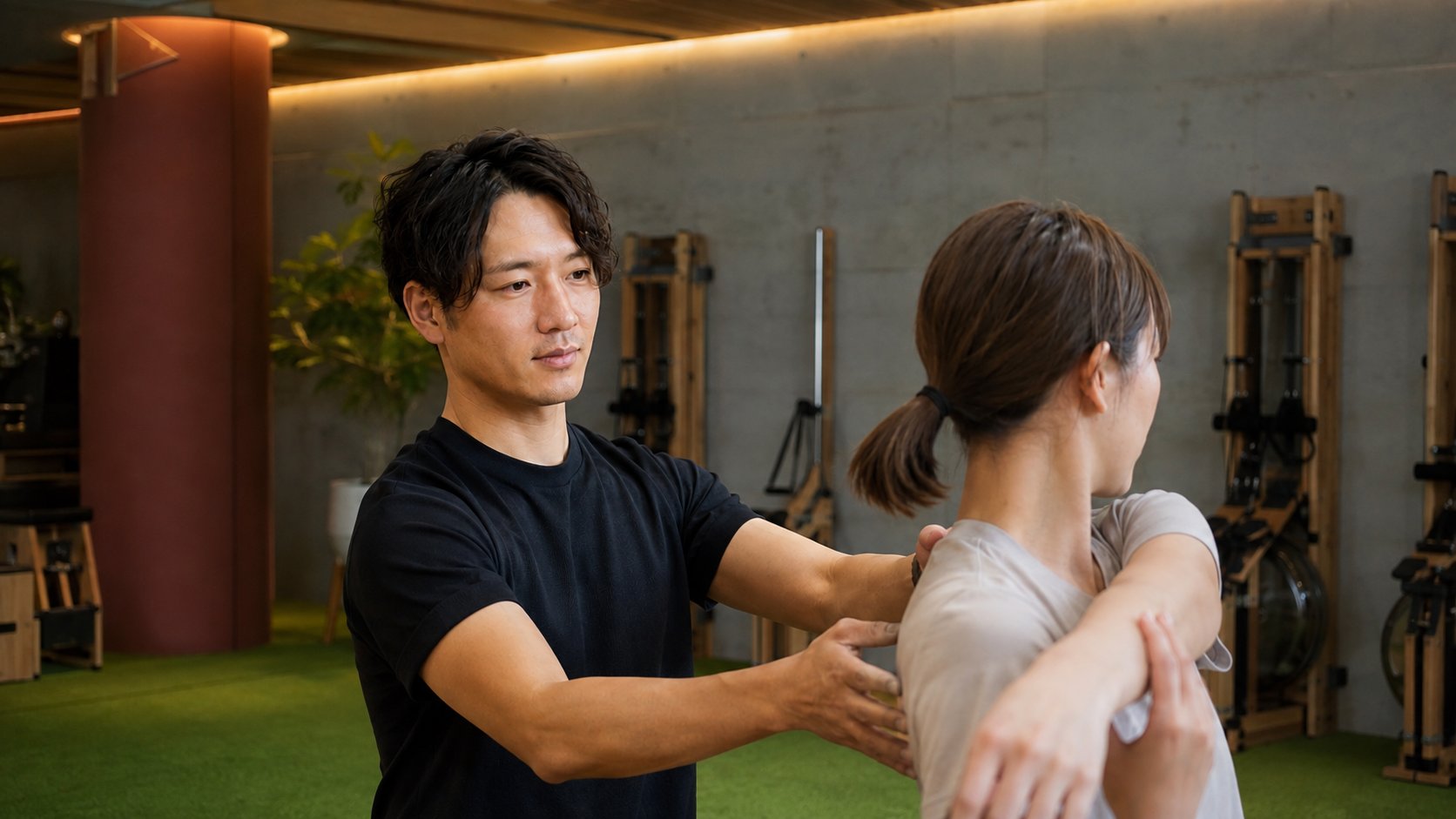 トレーナーがストレッチを補助する体験トレーニングの様子